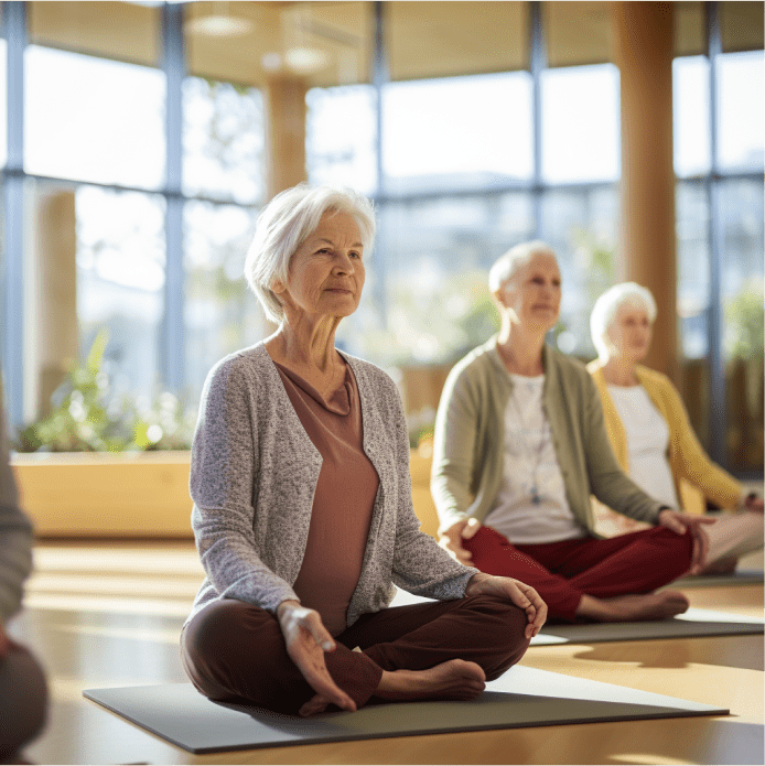 groupe de personnes âgées faisant du yoga